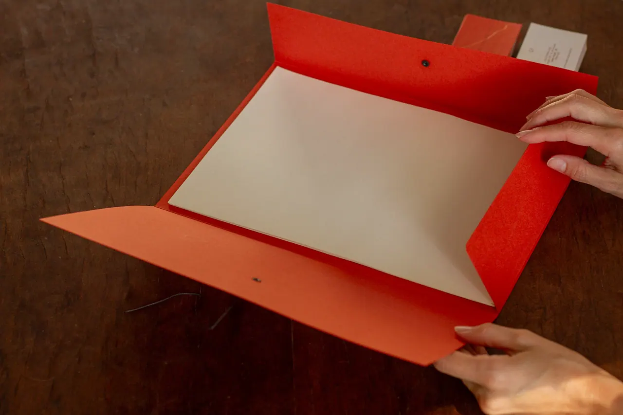 Cláudia Comparin — Papelaria — aplicação 5 da identidade visual