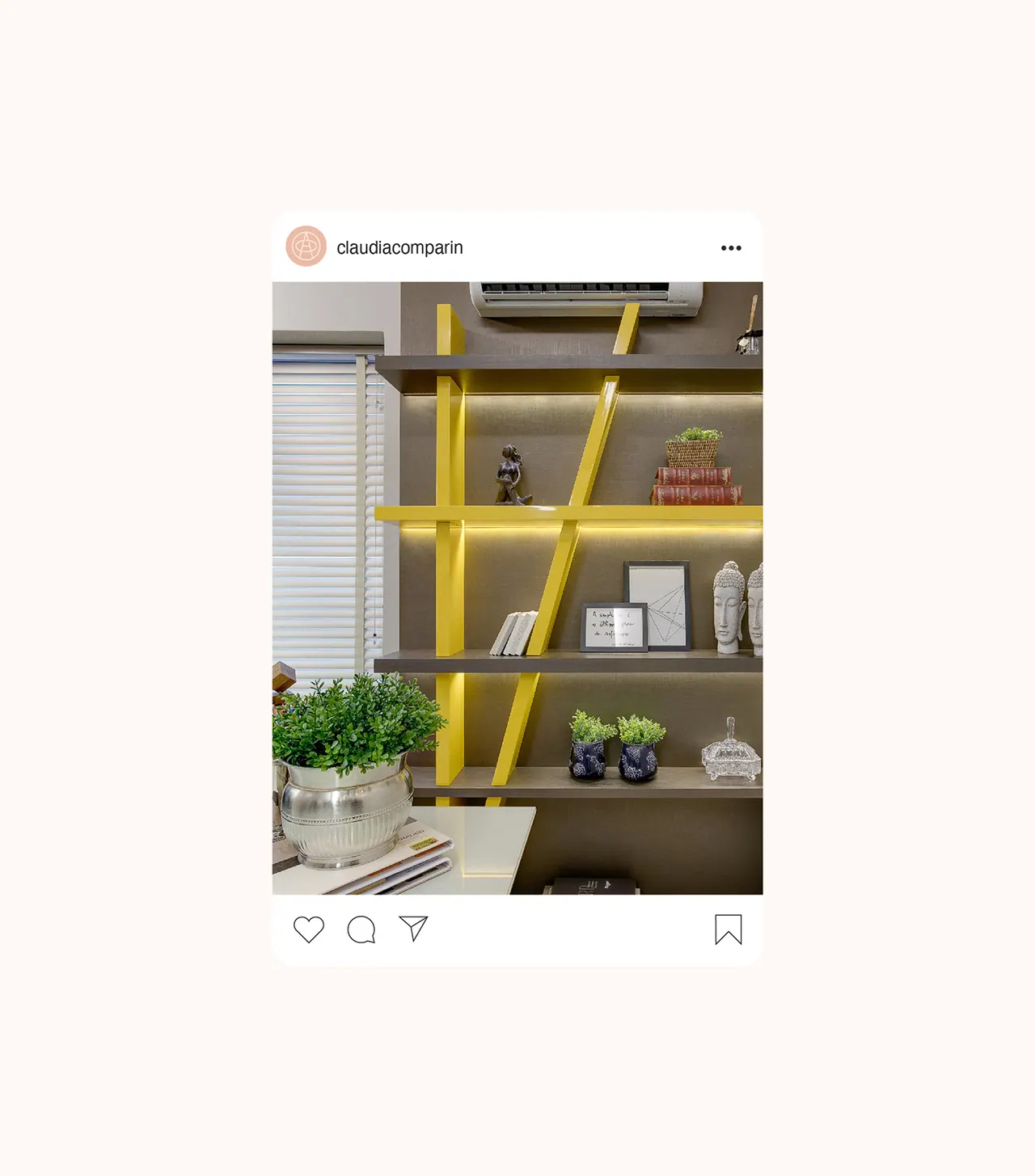 Claudia Comparin — aplicação 8 da identidade visual