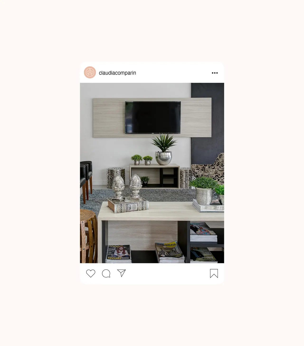 Claudia Comparin — aplicação 10 da identidade visual